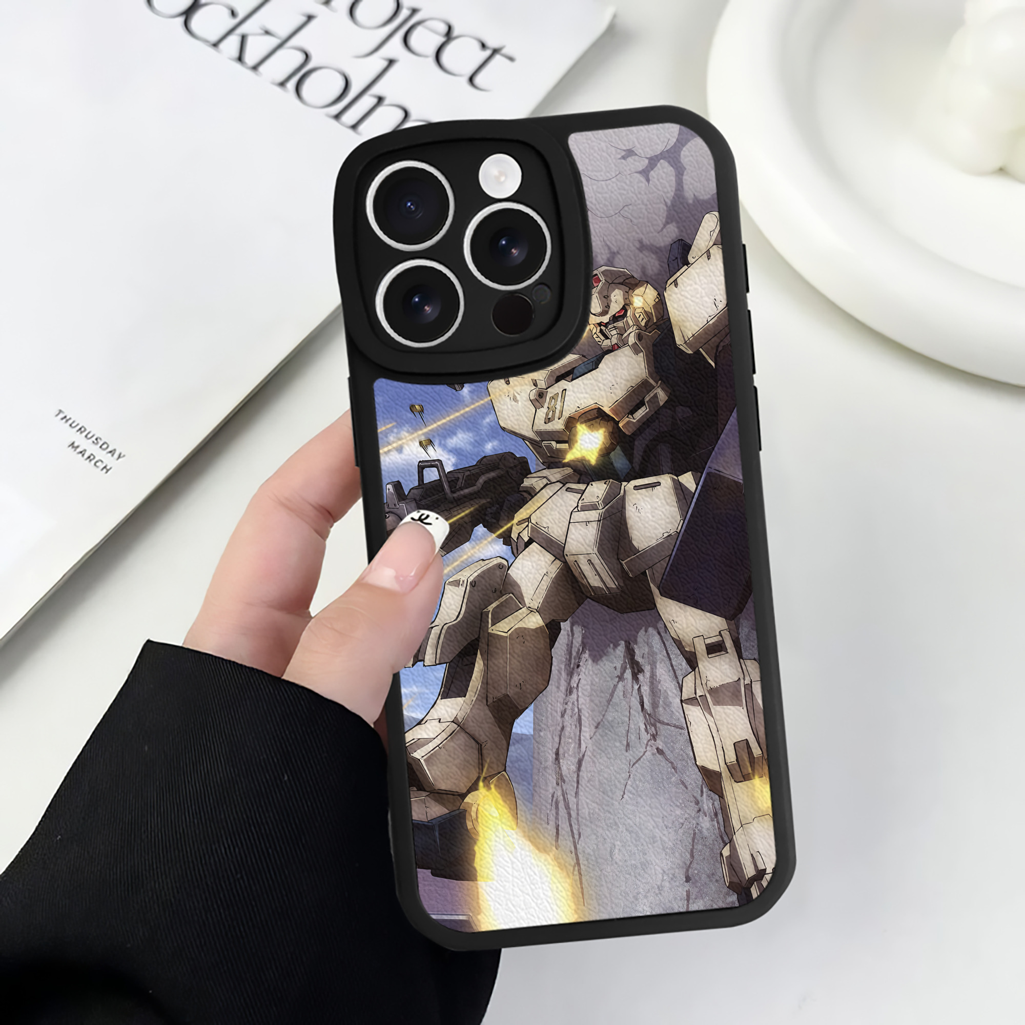 （画像用） 機動戦士ガンダム Mobile Suit Gundam 【iPhone 16シリーズ対応】シリコンスマホケース（レザー調） 材質：シリコン